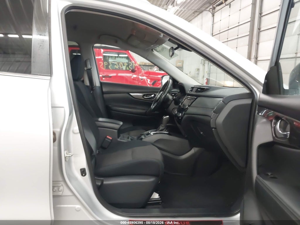 2019 Nissan Rogue SV photo 5