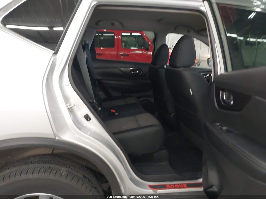 2019 Nissan Rogue SV photo 8