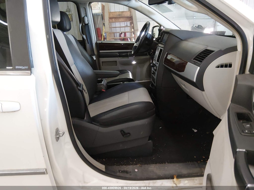 2010 Chrysler Town & Country Touring Plus photo 5