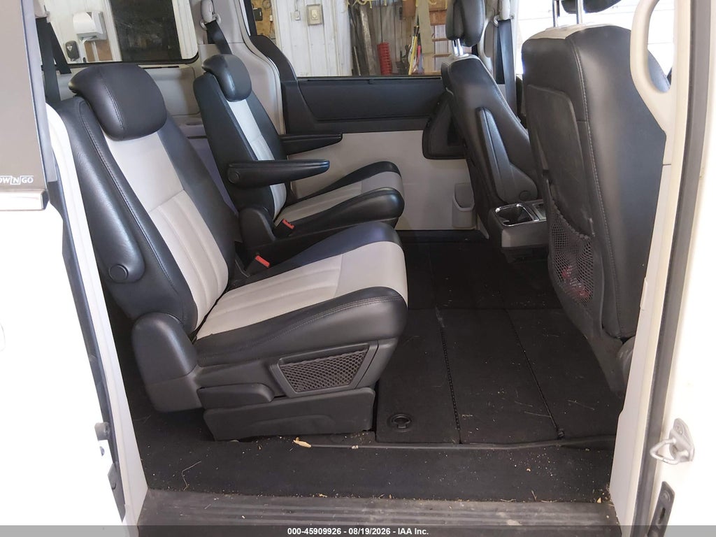 2010 Chrysler Town & Country Touring Plus photo 8