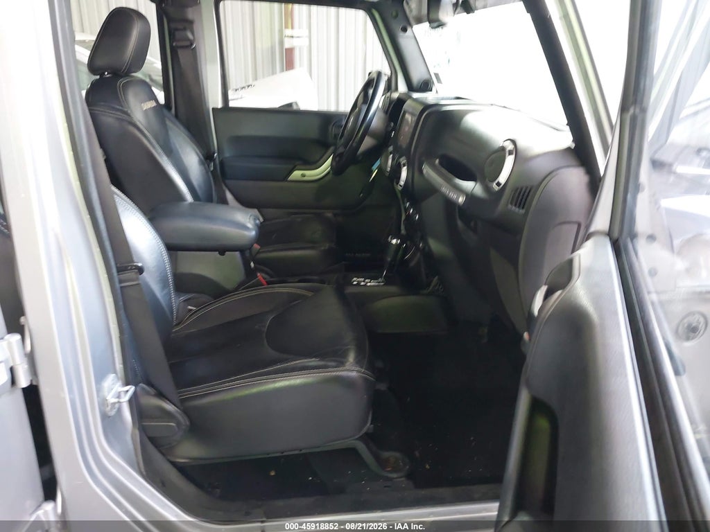 2013 Jeep Wrangler Unlimited Sahara photo 5