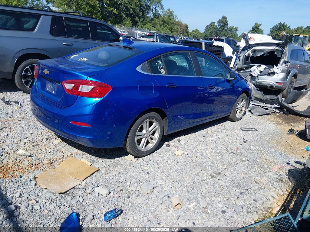 2017 Chevrolet Cruze LT Auto photo 4