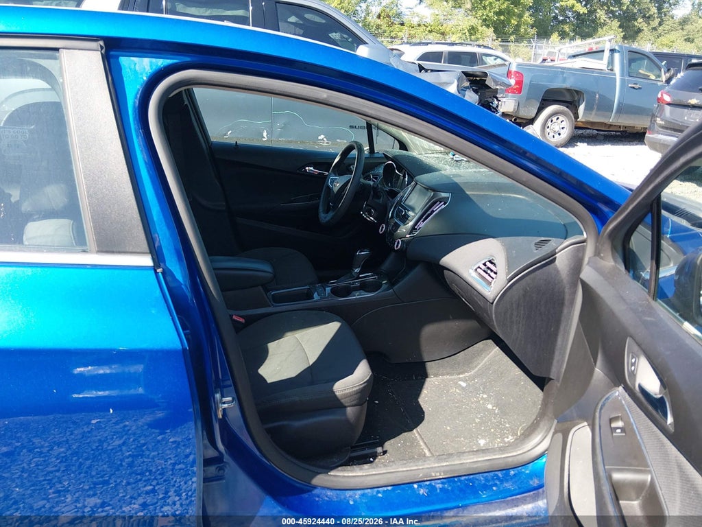 2017 Chevrolet Cruze LT Auto photo 5