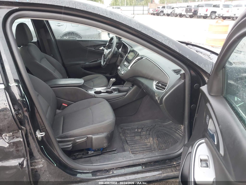 2017 Chevrolet Malibu 1LT photo 5