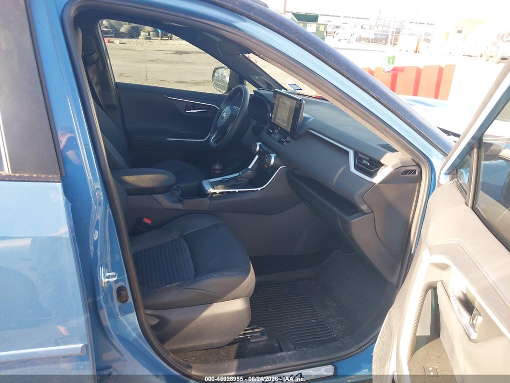 2025 Toyota RAV4 XSE photo 5
