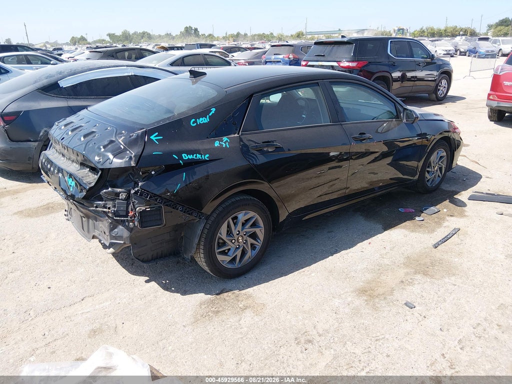 2024 Hyundai Elantra SEL photo 4