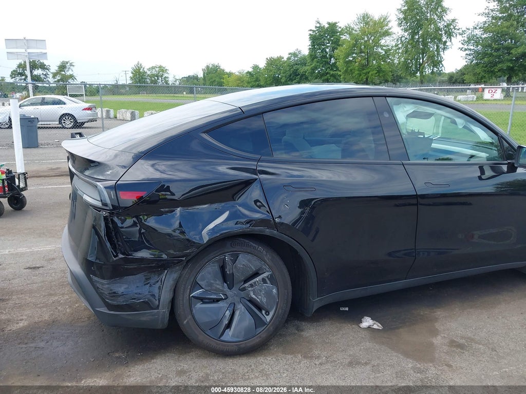 2026 Tesla Model Y Premium/Rear-Wheel Drive photo 6