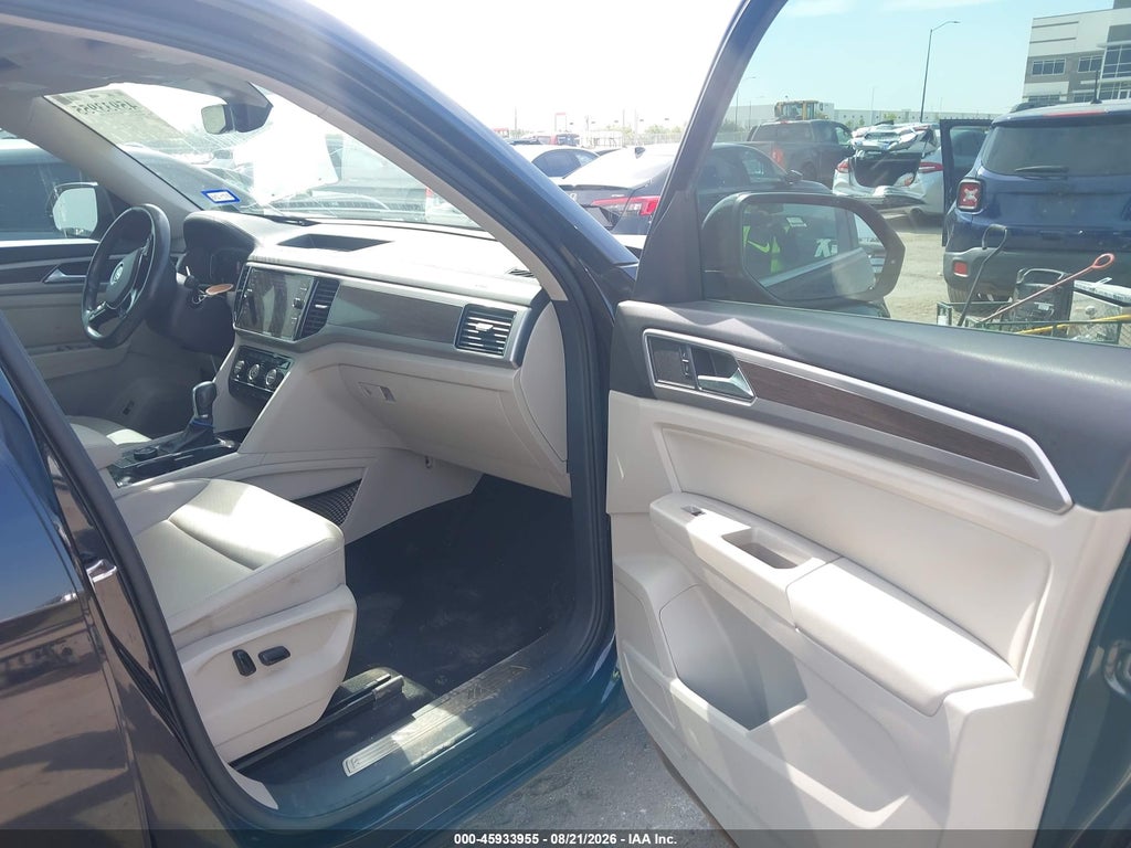 2019 Volkswagen Atlas 3.6L V6 SEL R-Line photo 5