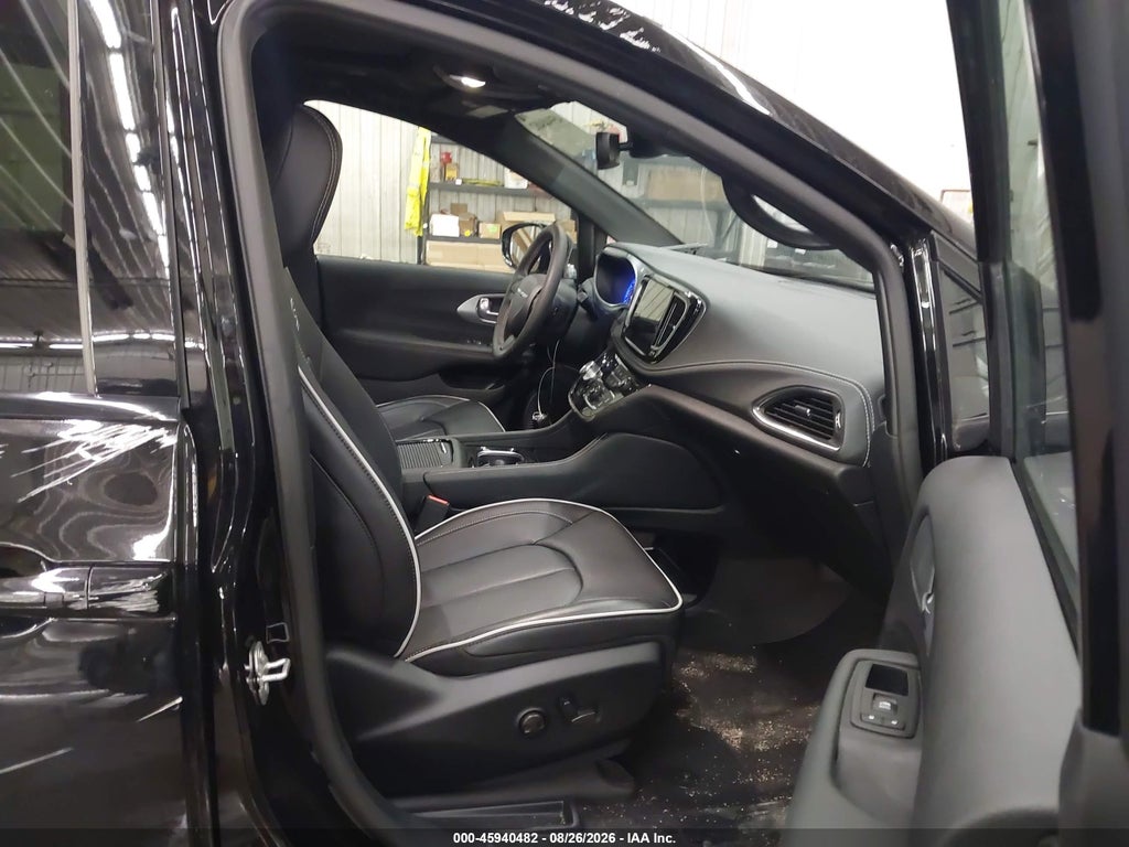 2025 Chrysler Pacifica Limited AWD photo 5