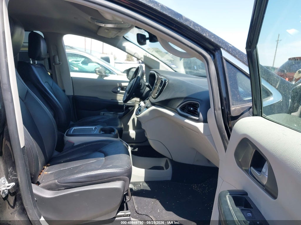 2022 Chrysler Pacifica Touring L photo 5