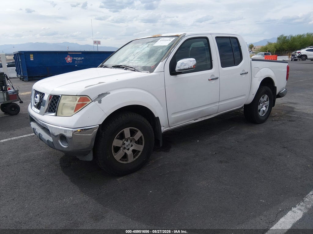 2005 Nissan Frontier Crew Cab LE/SE/OFF Road photo 2