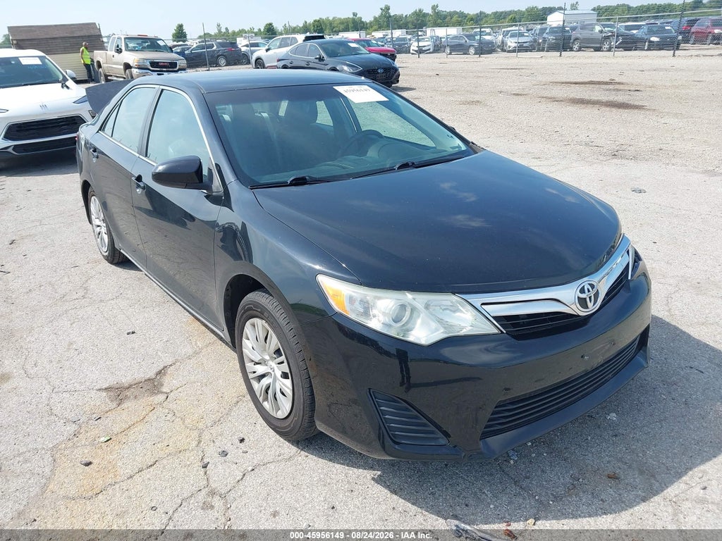 2013 Toyota Camry LE photo 1