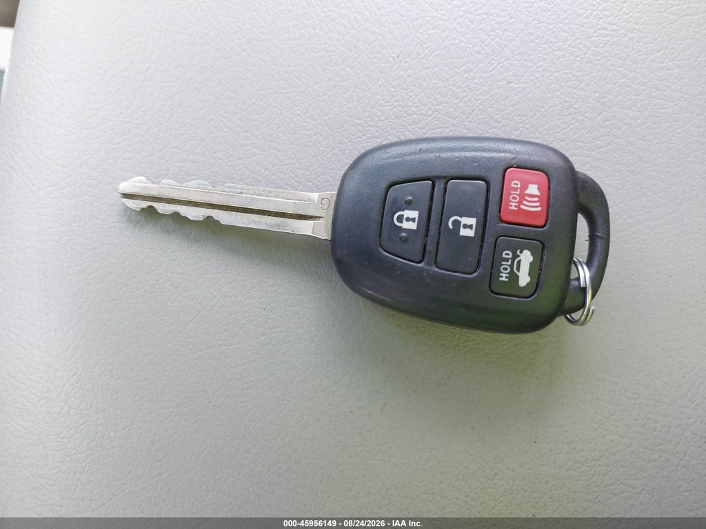 2013 Toyota Camry LE photo 11