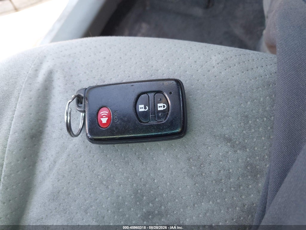 2015 Toyota Prius Three photo 11