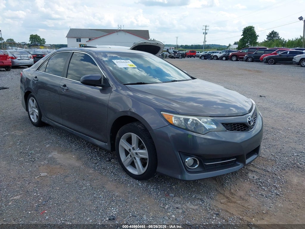 2014 Toyota Camry SE photo 1