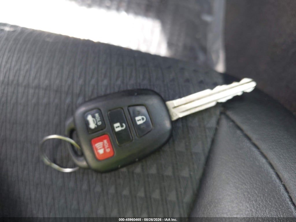 2014 Toyota Camry SE photo 11