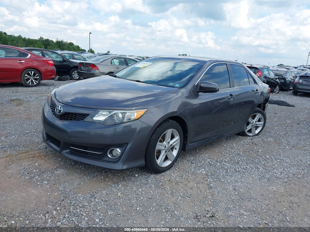 2014 Toyota Camry SE photo 2