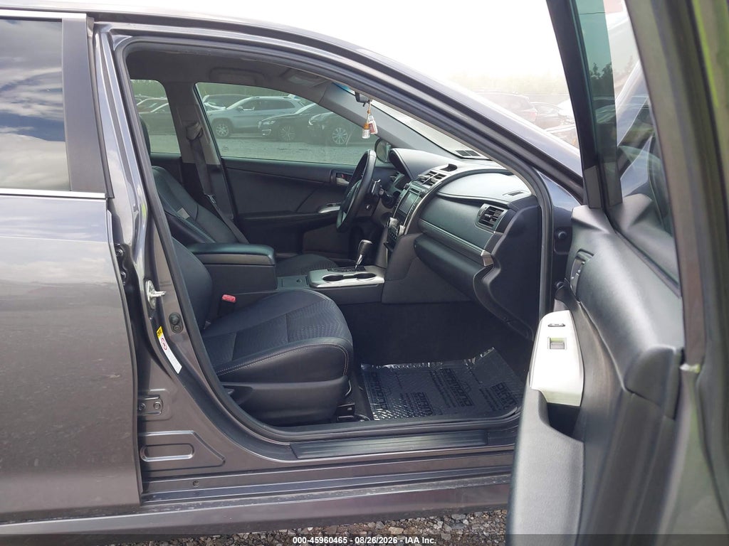 2014 Toyota Camry SE photo 5