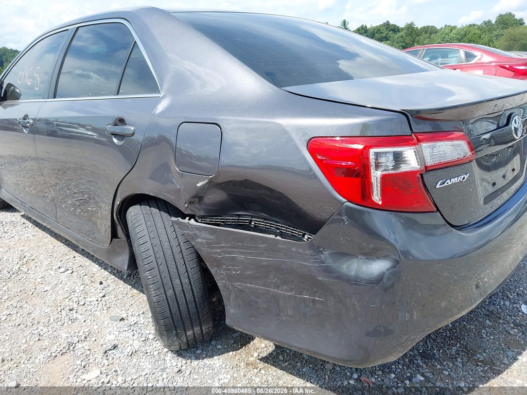 2014 Toyota Camry SE photo 6