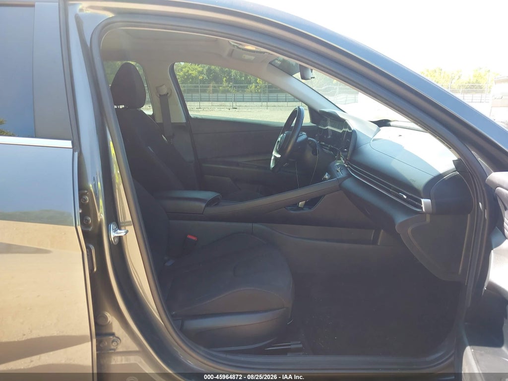 2024 Hyundai Elantra SEL photo 5