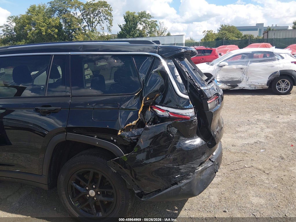 2022 Jeep Grand Cherokee L Laredo 4X4 photo 6