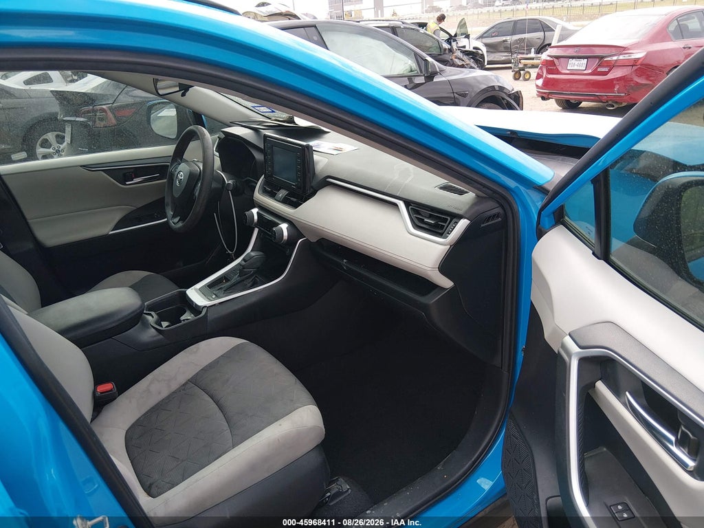 2020 Toyota RAV4 XLE photo 5