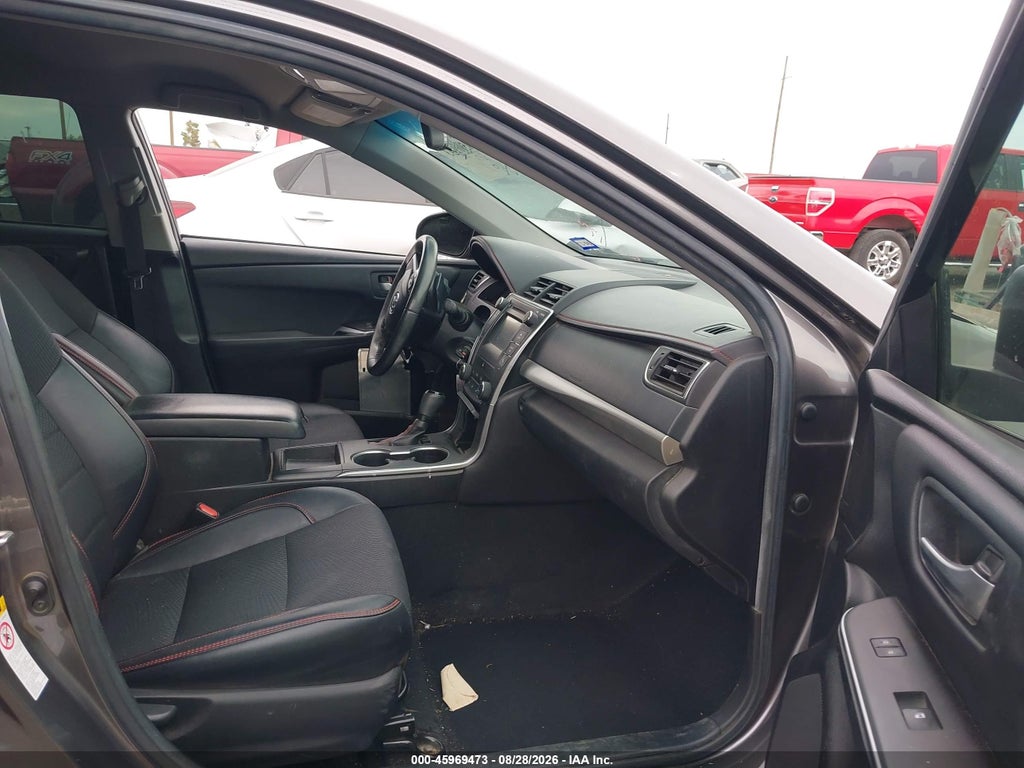 2017 Toyota Camry SE photo 5