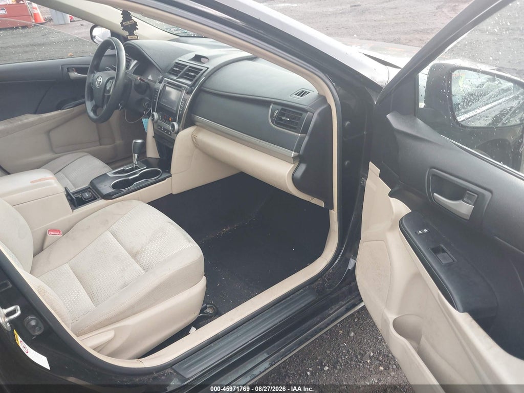 2014 Toyota Camry LE photo 5