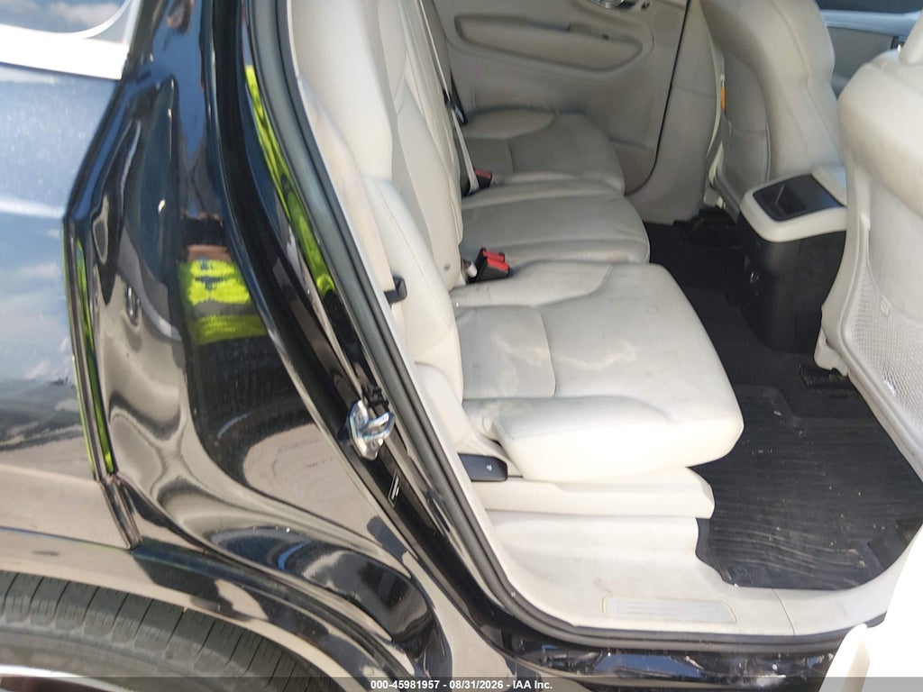 2017 Volvo XC90 T5 Momentum photo 8
