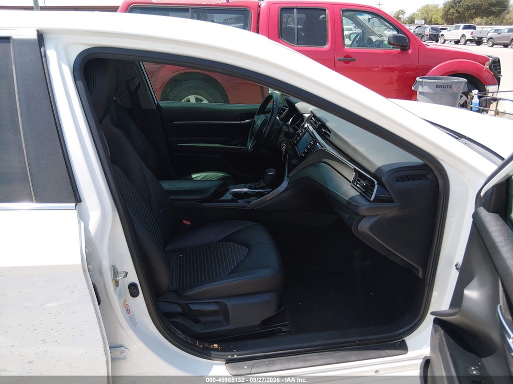 2019 Toyota Camry SE photo 5