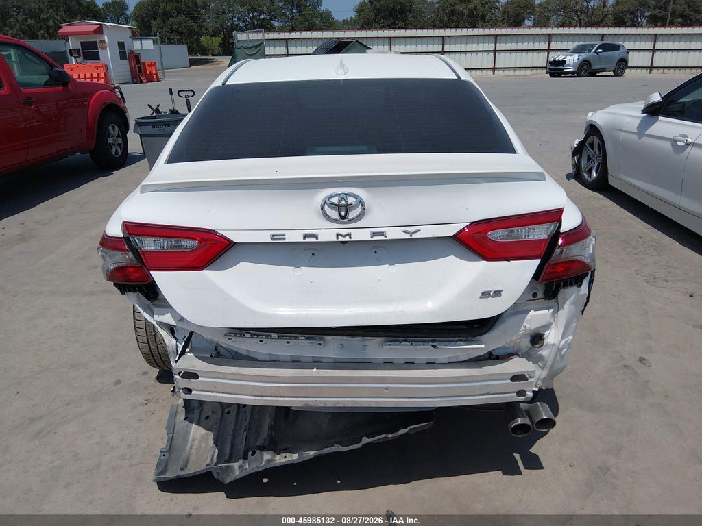 2019 Toyota Camry SE photo 6