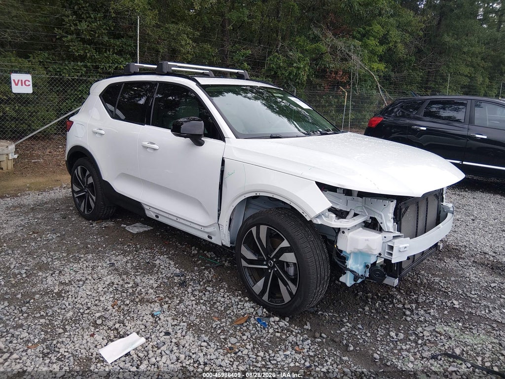 2025 Volvo XC40 B5 Plus Dark Theme photo 1