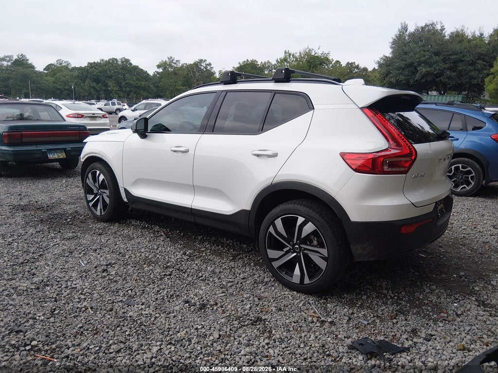 2025 Volvo XC40 B5 Plus Dark Theme photo 3