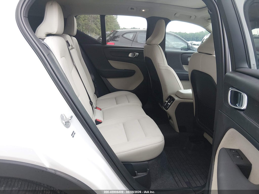 2025 Volvo XC40 B5 Plus Dark Theme photo 8