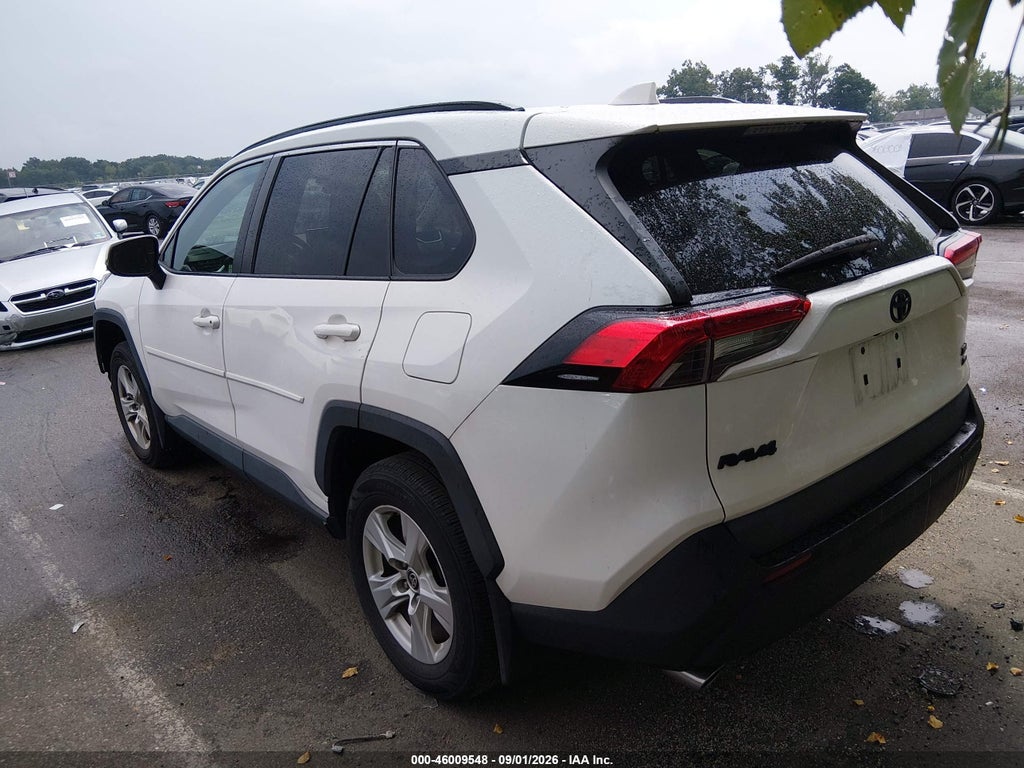 2021 Toyota RAV4 XLE photo 3