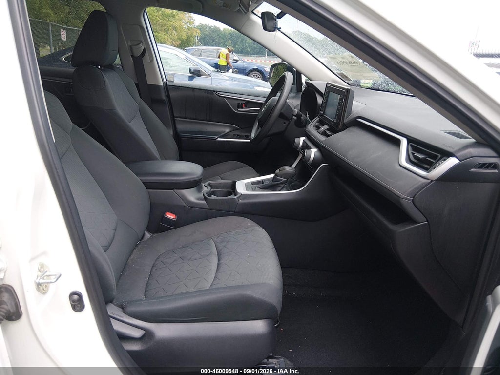 2021 Toyota RAV4 XLE photo 5