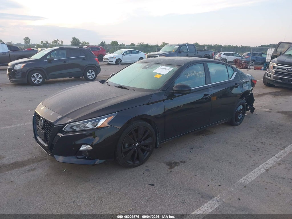 2022 Nissan Altima SR FWD photo 2