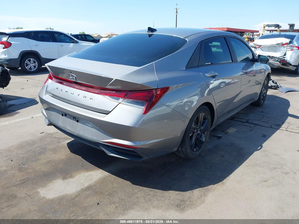 2023 Hyundai Elantra SEL photo 4