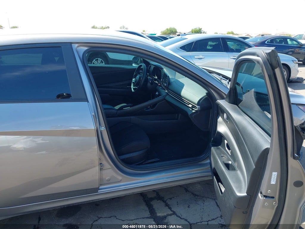 2023 Hyundai Elantra SEL photo 5