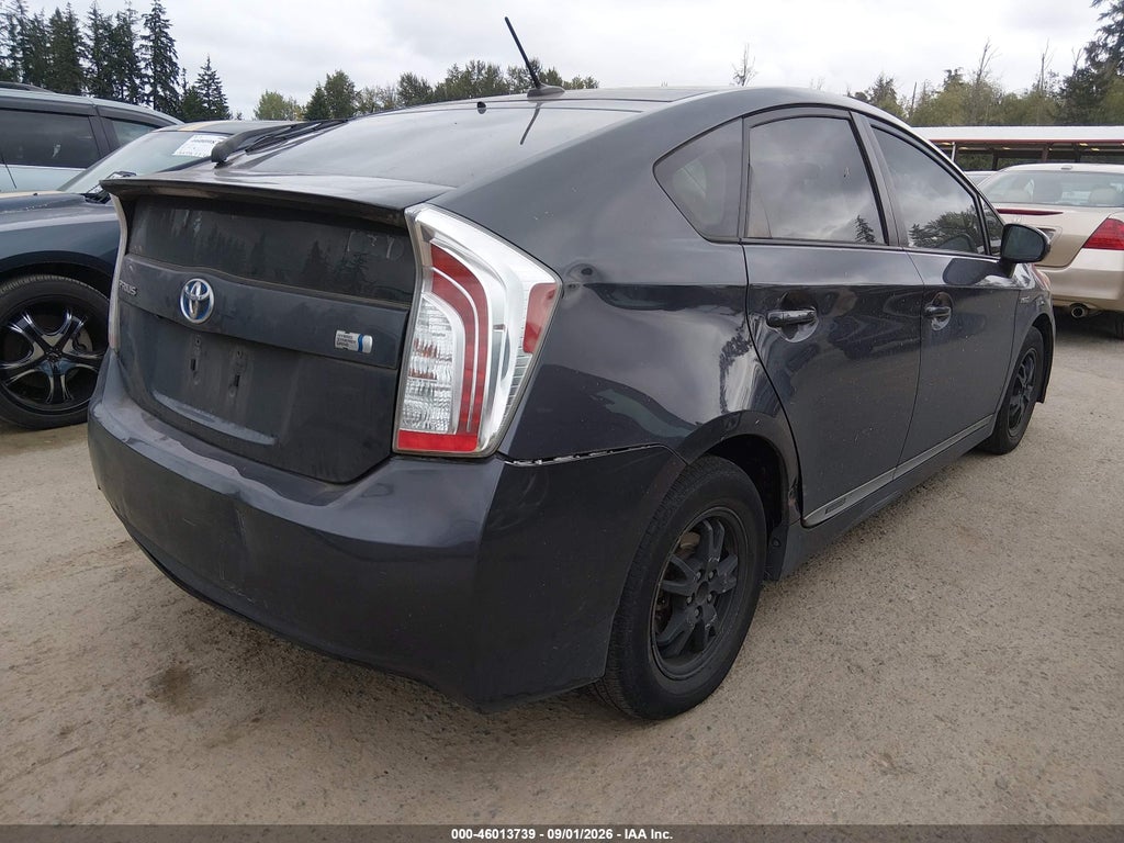 2014 Toyota Prius Three photo 4