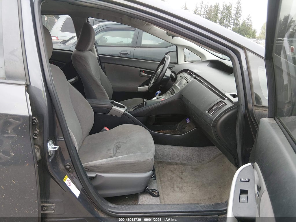 2014 Toyota Prius Three photo 5