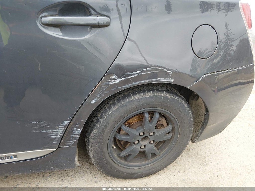 2014 Toyota Prius Three photo 6