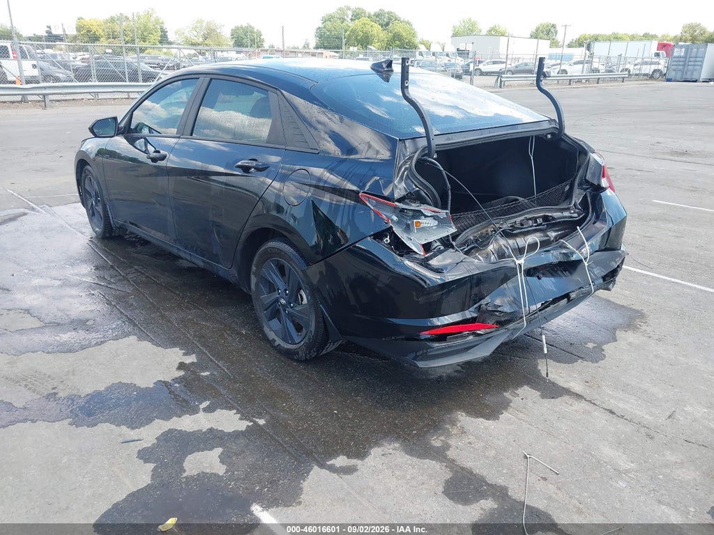 2023 Hyundai Elantra SEL photo 3