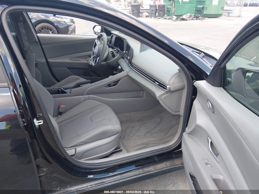 2023 Hyundai Elantra SEL photo 5