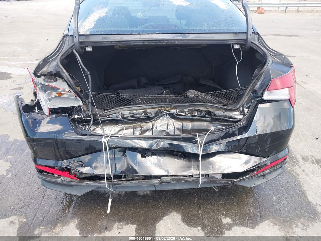 2023 Hyundai Elantra SEL photo 6