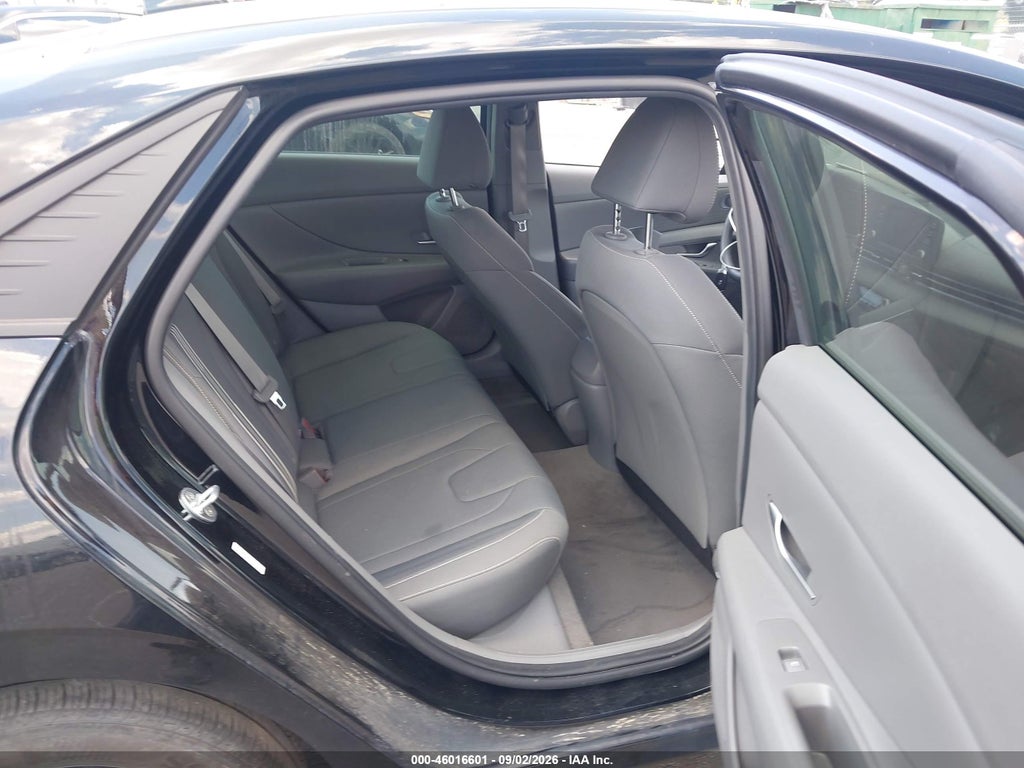 2023 Hyundai Elantra SEL photo 8