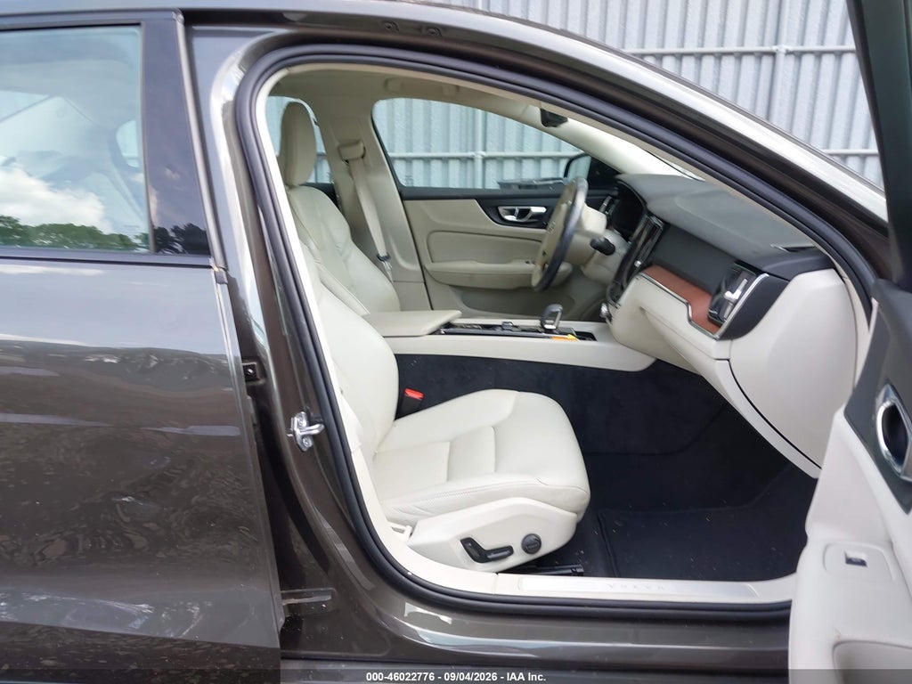 2022 Volvo S60 B5 Inscription/B5 Momentum photo 5