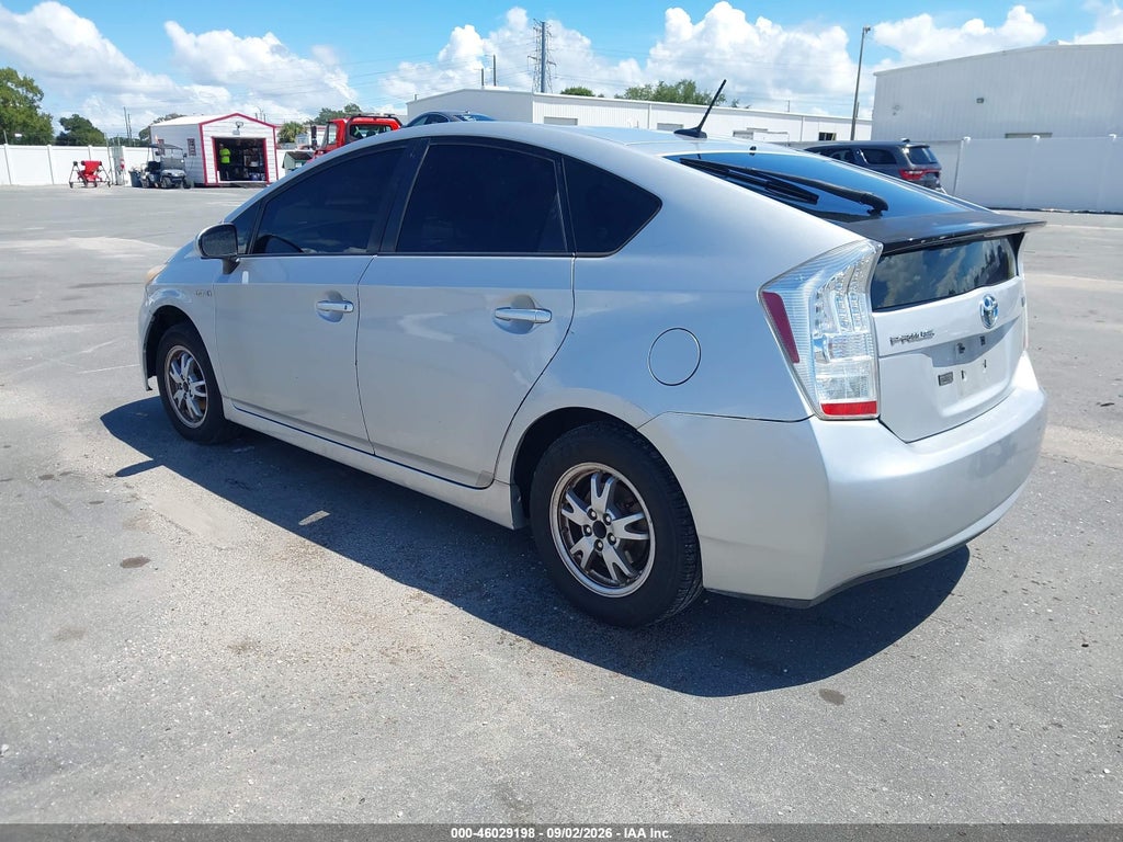 2010 Toyota Prius III photo 3