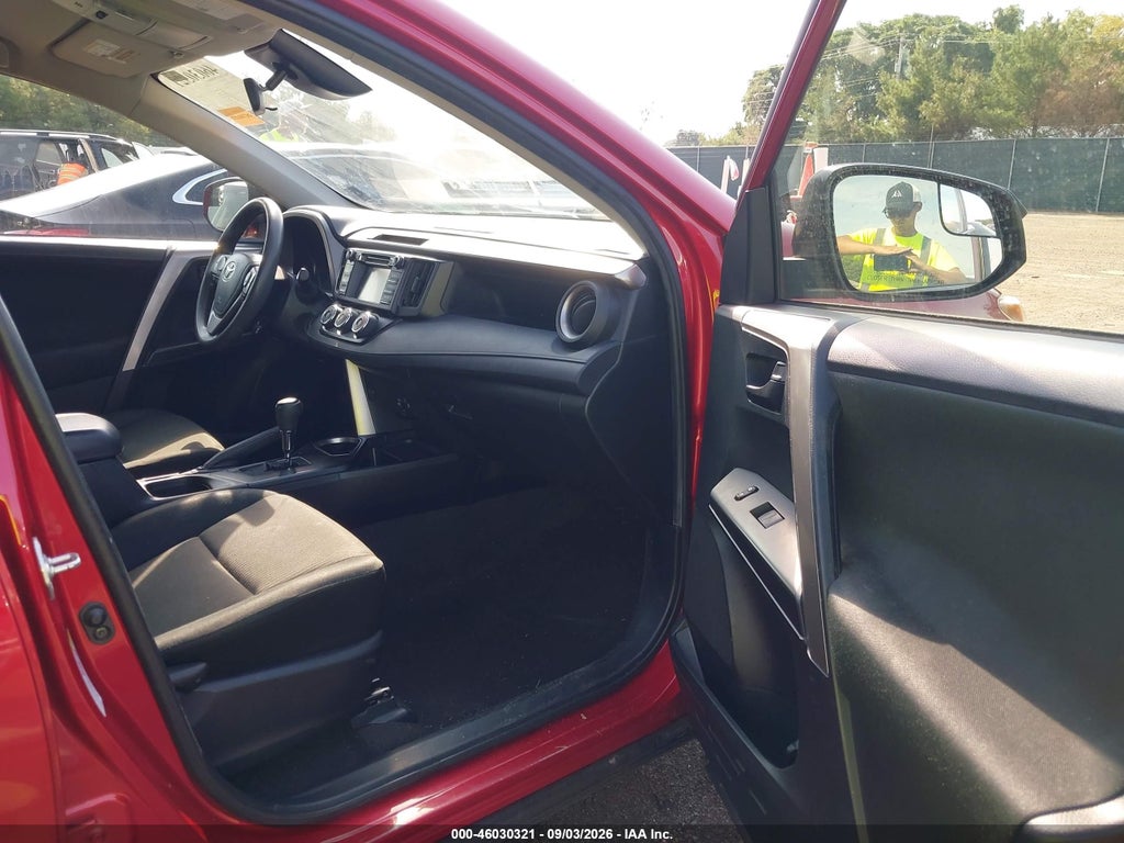2017 Toyota RAV4 LE photo 5