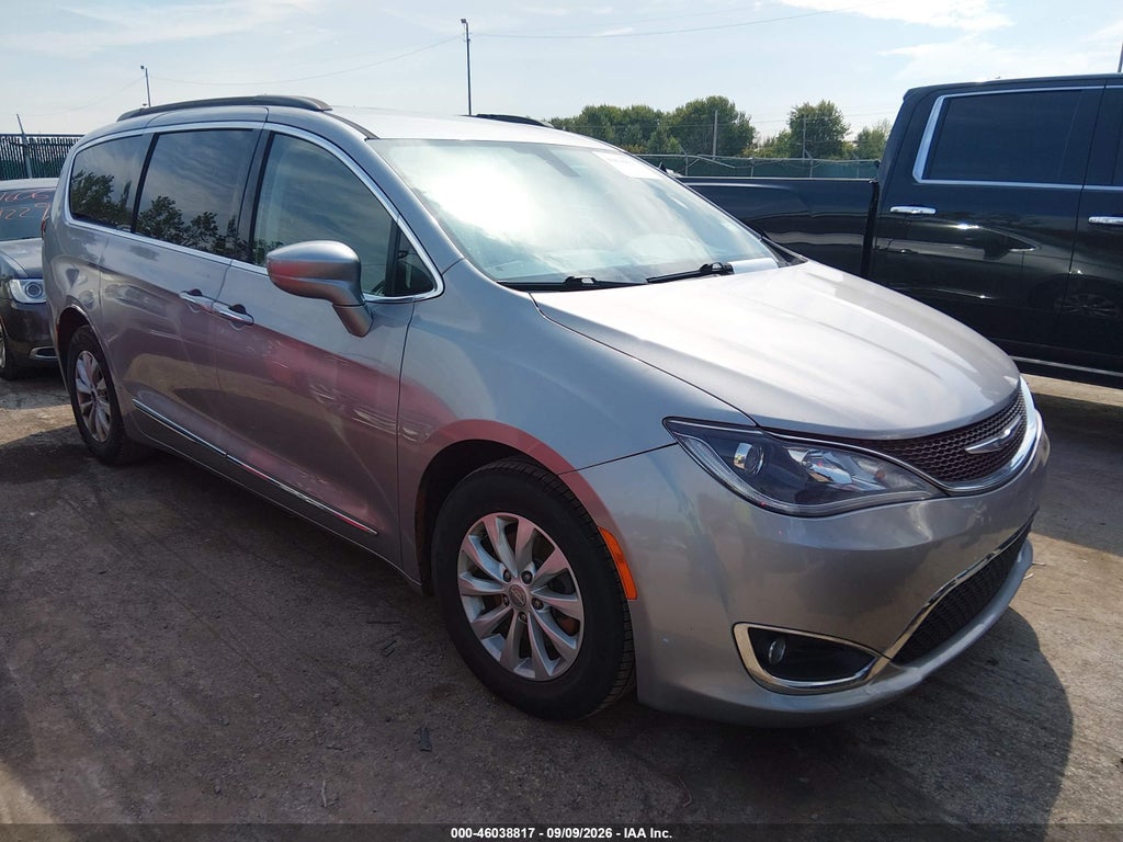 2017 Chrysler Pacifica Touring-L photo 1